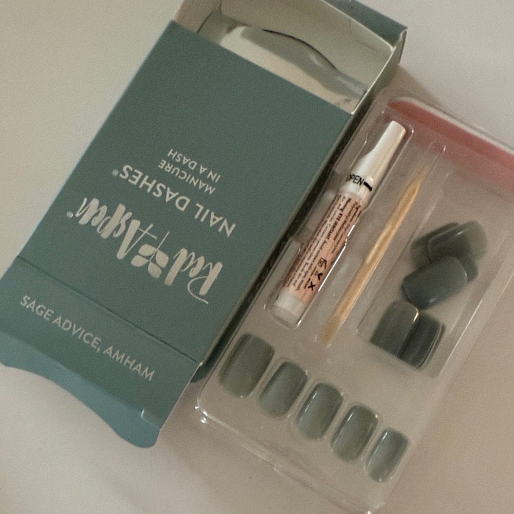 Nail Dashes - soft sage